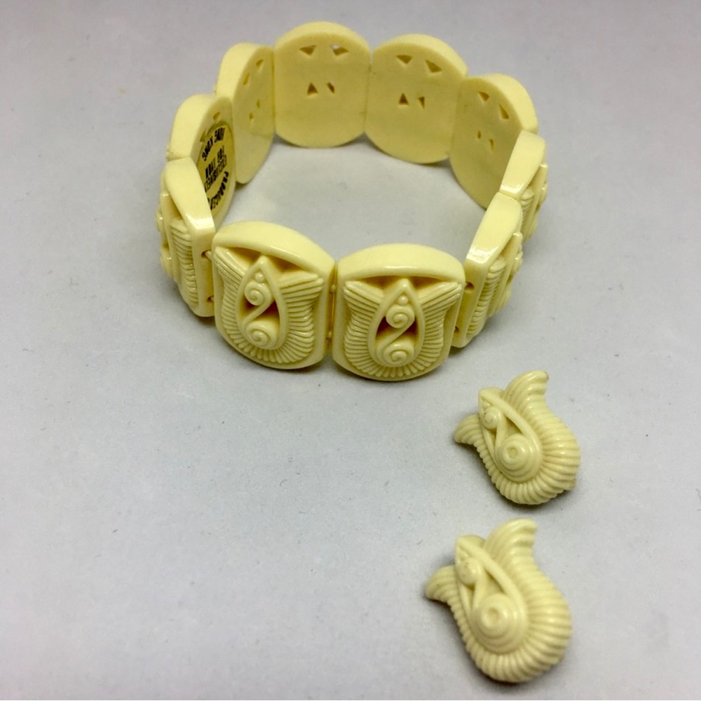 1982 Vintage Avon Ivory Gracious Tulips Set Bracelet Clip Earrings Resin